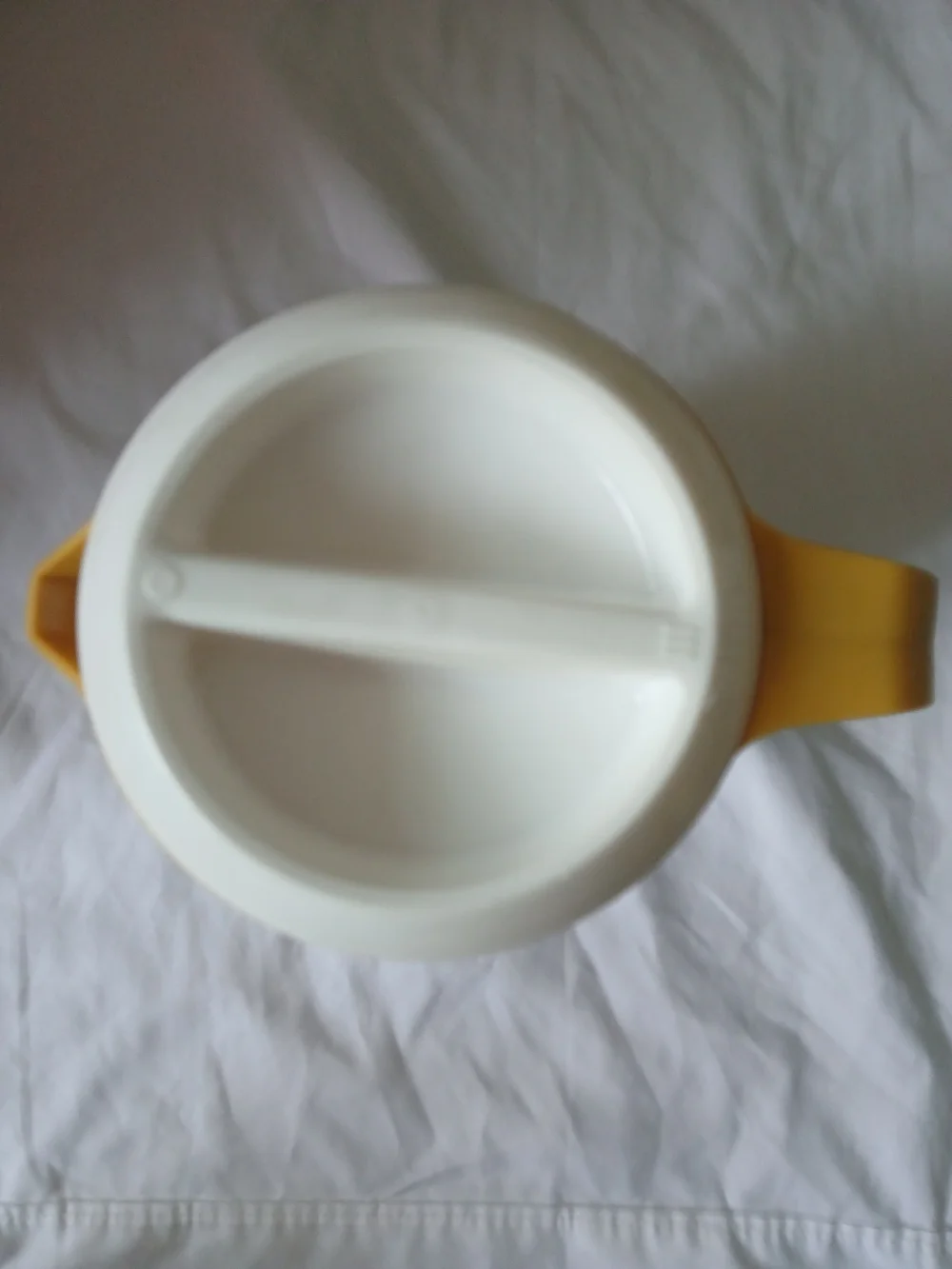 Vintage Rubbermaid Pitcher 2.25 qt Almond Beige with White Lid